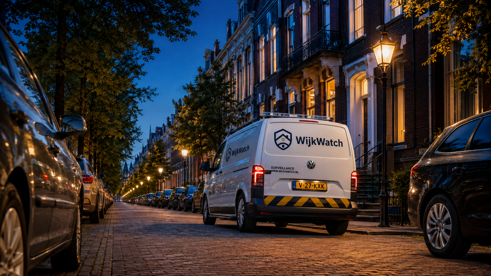 WijkWatch surveillance auto op een Amsterdamse straat in de avond